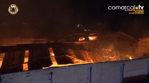 Incendi arrasa nau industrial a Vallada