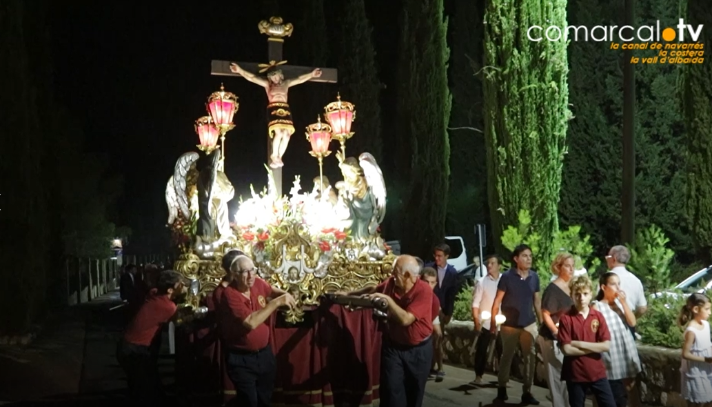 Vallada acompanya al seu Crist de tornada a l'ermita